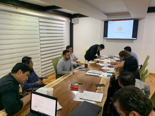 Capacitación en oficina sobre el uso adecuado y eficiente del curso ComprasMX para empresas. Personal recibiendo capacitación en una oficina sobre el funcionamiento profesional del curso ComprasMX para mejorar sus habilidades comerciales.
