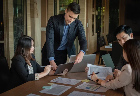 Grupo de trabajo establece acuerdos esenciales identificando dónde buscar licitaciones públicas México. Ejecutivos reunidos en mesa de trabajo discutiendo procesos y determinando exactamente dónde buscar licitaciones públicas México.