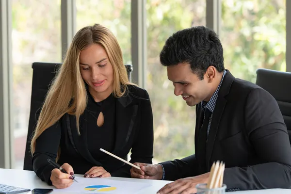 Reunión corporativa decide acciones importantes y aprende dónde buscar licitaciones públicas México. Grupo profesional en junta colaborativa evaluando documentos y definiendo dónde buscar licitaciones públicas México para futuros proyectos empresariales.